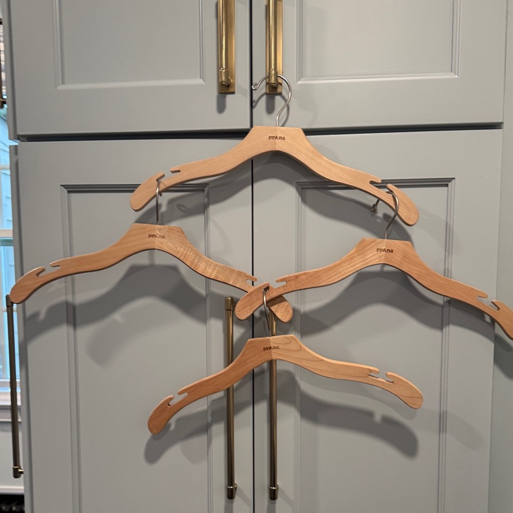 Prana Natural Wood Hangers Set